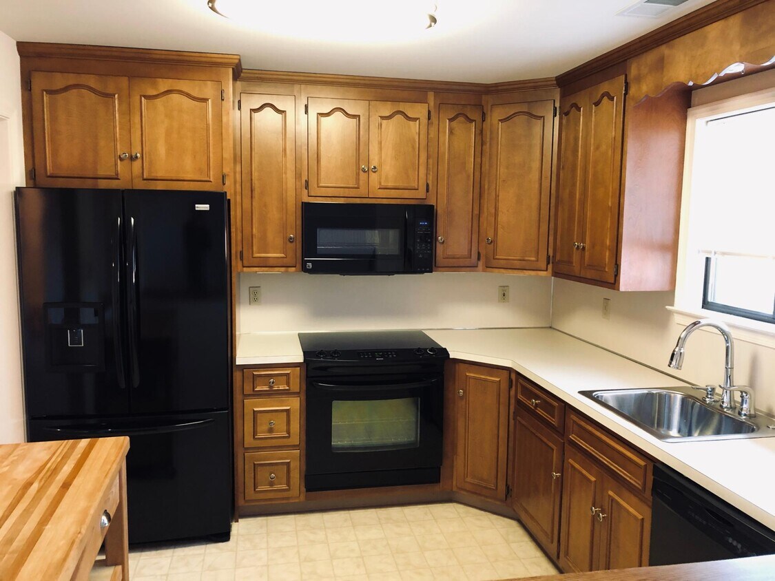 911 Cold Spring Rd, Allentown, PA 18103 Condo for Rent in Allentown