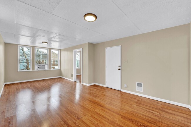Building Photo - 373 Ege Ave