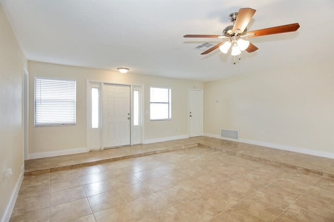 Foto del edificio - 9671 NW 24th St