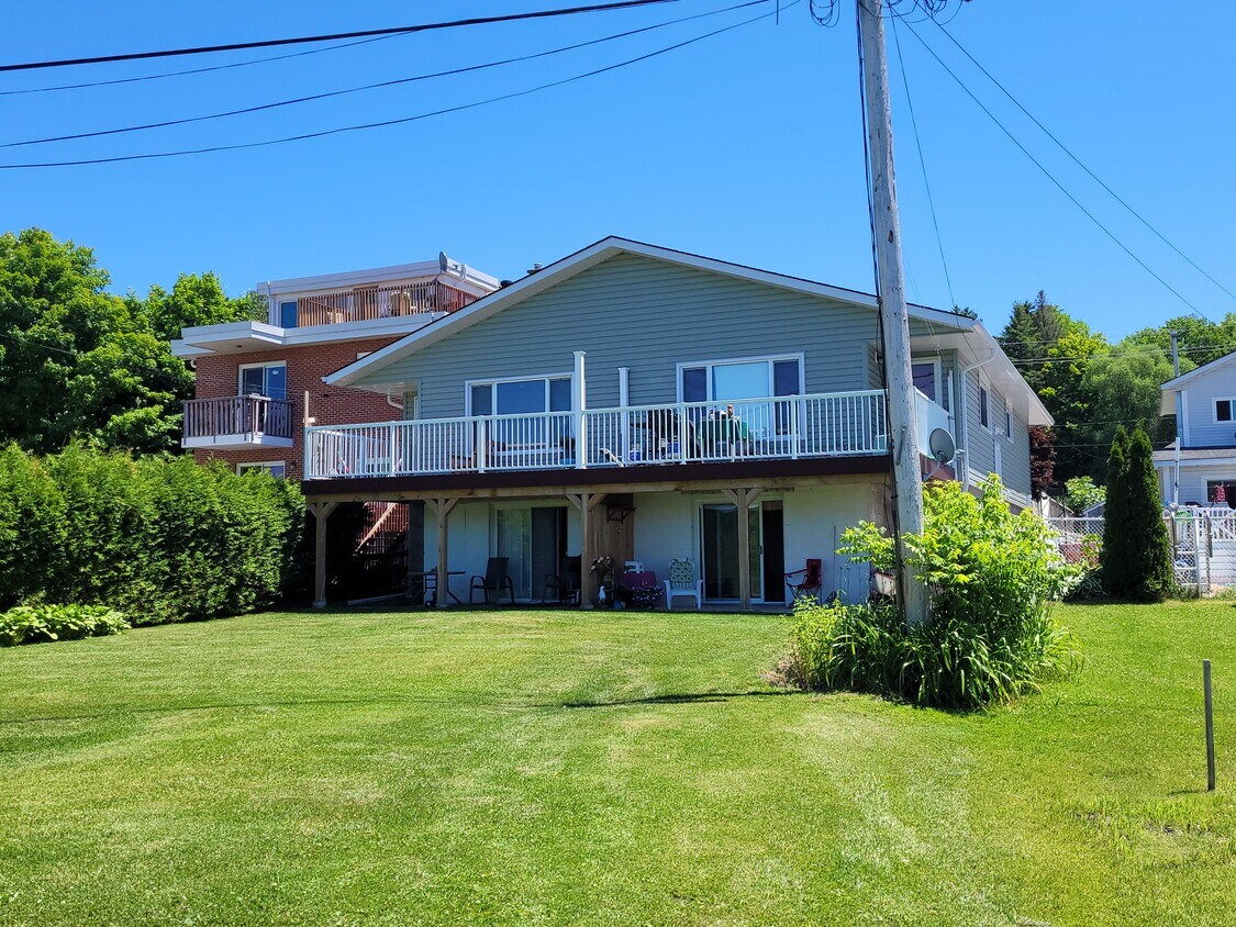 LOWER LEFT AVAILABLE - 103 Robert St W