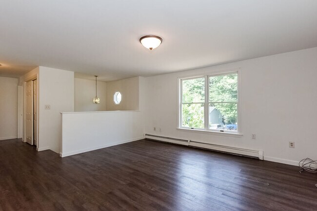 Building Photo - 35 Dogwood Dr