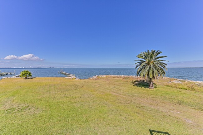 Foto del edificio - 7706 Channelview Dr