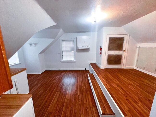 Building Photo - 1142 Lyle St