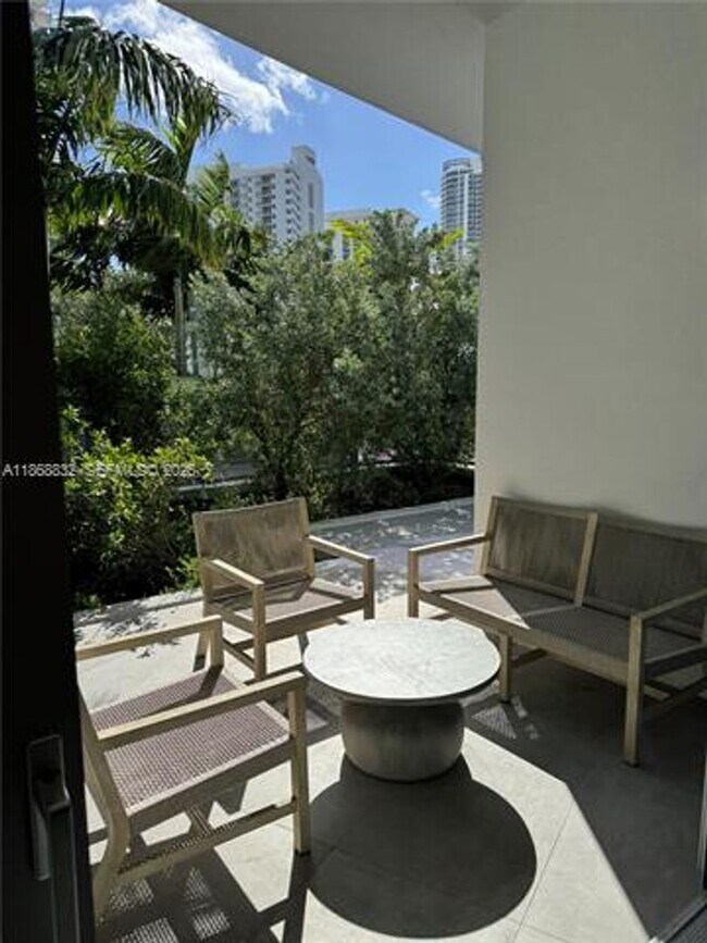 Foto del edificio - 17550 Collins Ave