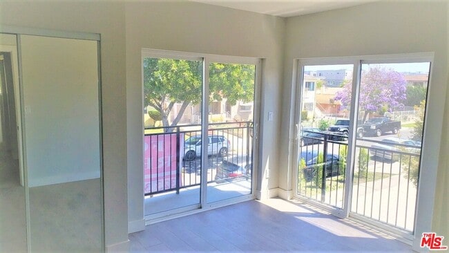 Building Photo - 2131 Carmona Ave