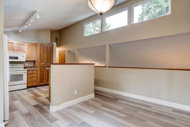 Building Photo - Cozy 4 Bed 3 Bath Home Center of Oak Harbor