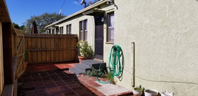 Building Photo - Cozy Venice Beach Bungalow Apartment