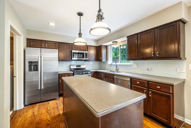 Building Photo - 303 Oak Grove Dr