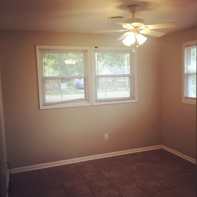 Foto del edificio - BEAUTIFUL 3/1 HOME ON HUGE DOUBLE LOT