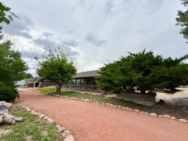 Foto del edificio - 301 W Mangrum Dr