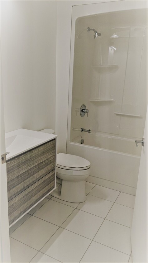 Building Photo - 254-254 Wellington Crescent