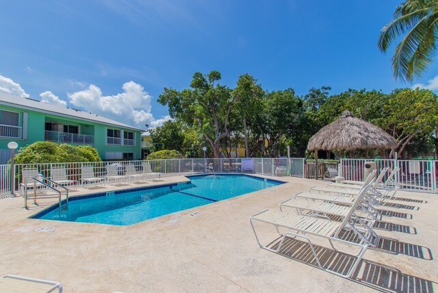 Piscina fuera de su condominio - 98402 Windward Ave