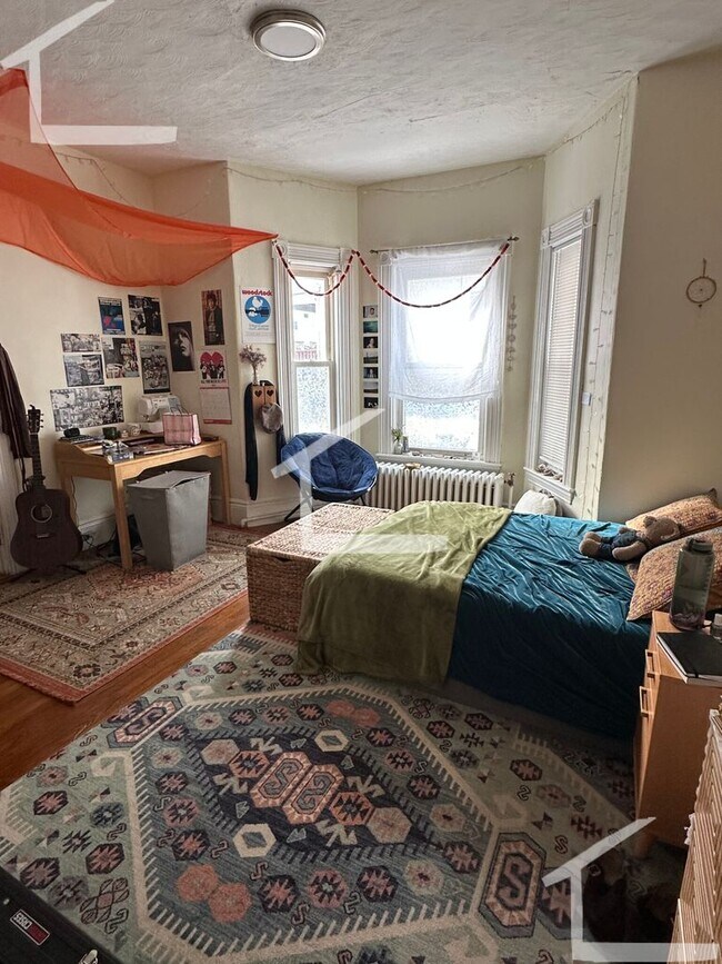 Foto del edificio - Rockin' 4-Bed/2-Bath in Allston - Great Location! Heat and Hot Water Included