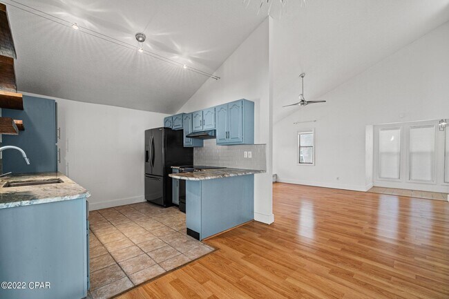 Foto del edificio - 421 Oleander Cir