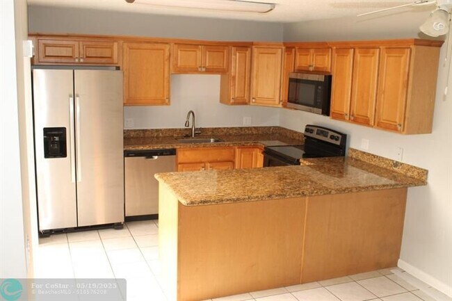 Foto del edificio - 4087 Forest Hill Dr