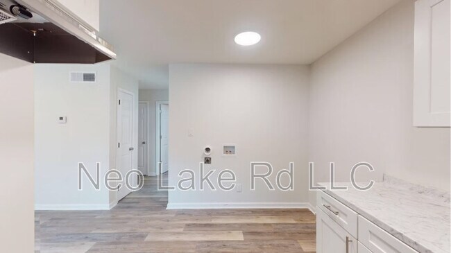 Foto del edificio - 605 Lake Rd