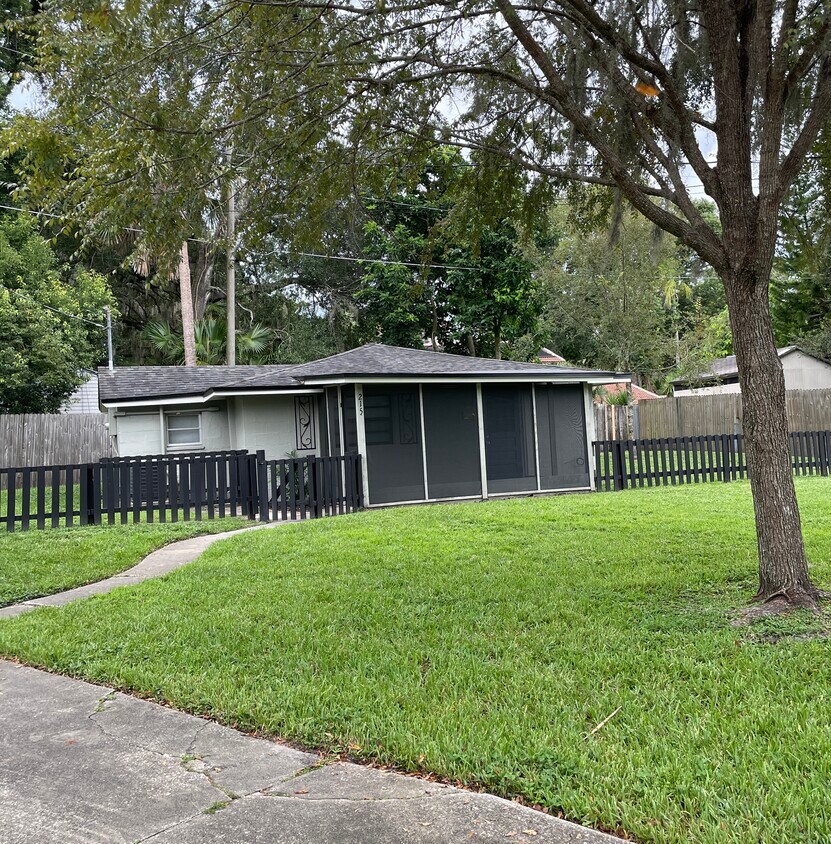 Primary Photo - 215 Adelaide Blvd