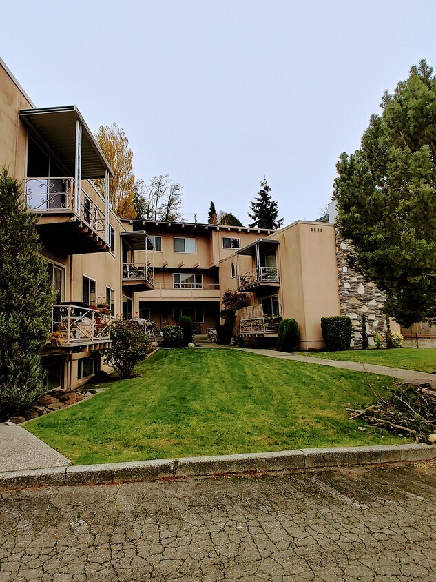 GILMAN APARTMENTS - 2222 Gilman Dr W