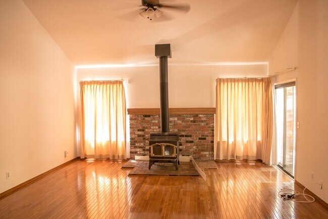 Foto del edificio - 16320 Loretta Ln