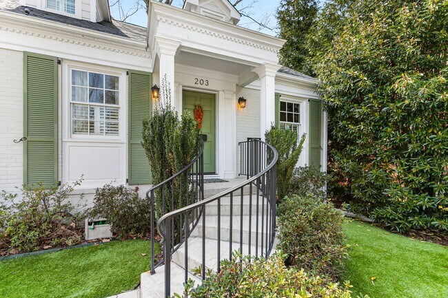 Foto del edificio - Stunning Irving Park 4 bedroom, 4 bathroom home in Greensboro!