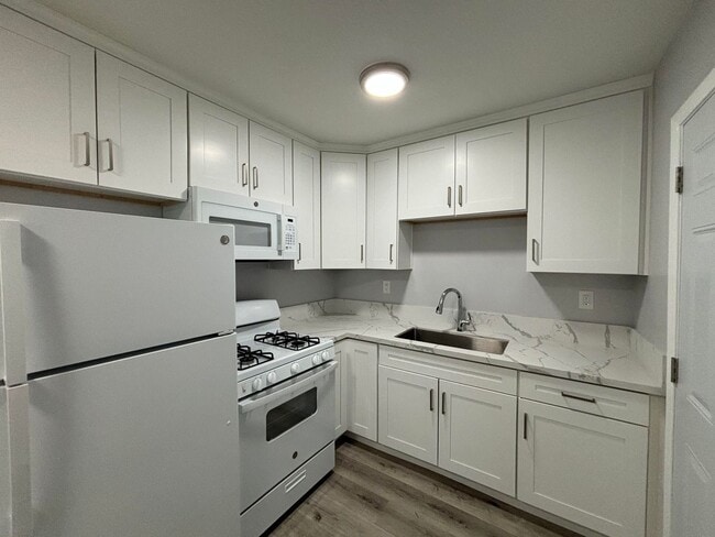 Building Photo - Beautifully renovated one bedroom home
