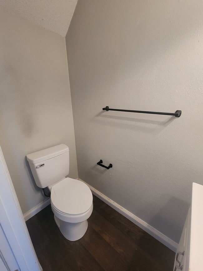 Building Photo - Three bedroom townhouse in Lake Park