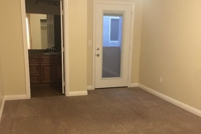 Building Photo - 221 Palm Ave