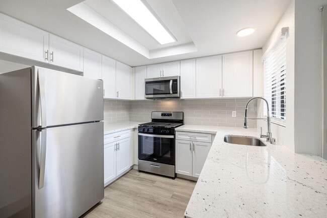 Building Photo - Hensley at Corona Pointe