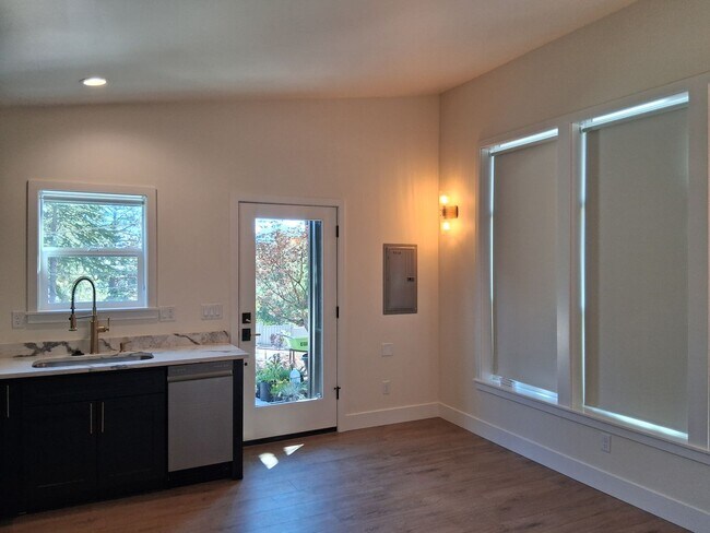 Foto del edificio - Stylish Newly Built One-bedroom in the Heart of Ashland