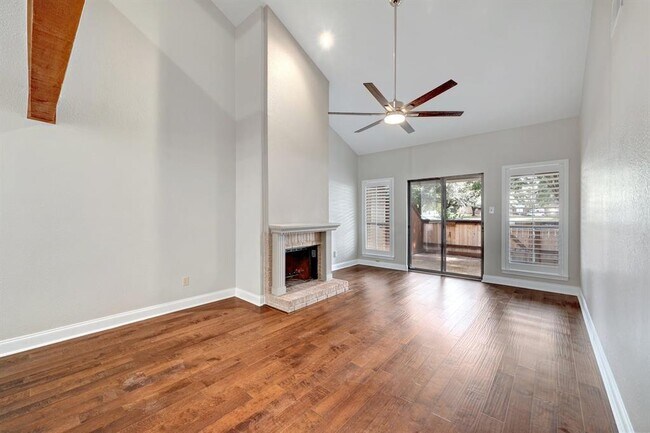 Foto del edificio - 7211 Lakewood Dr