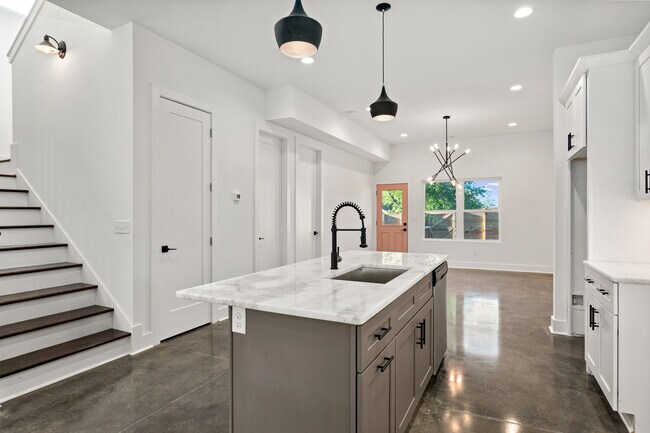 Building Photo - 2123 Sadler Ave