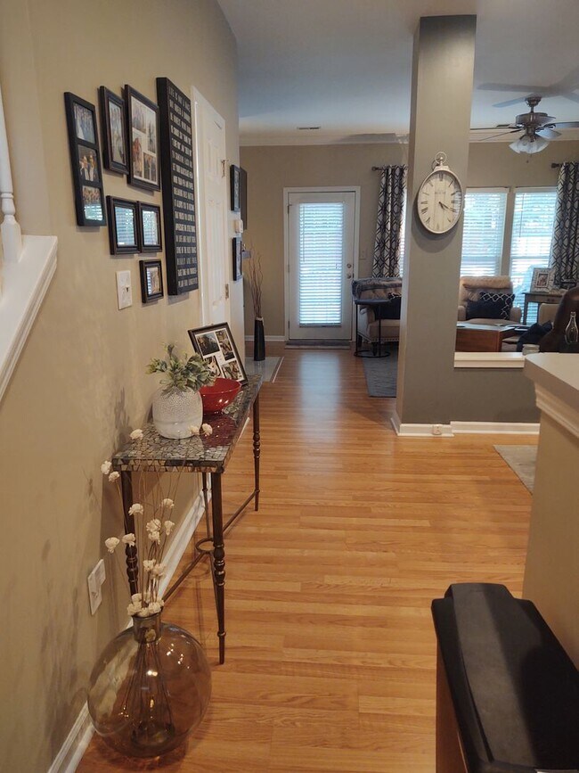 Building Photo - Beautifully maintained, move in ready Town...