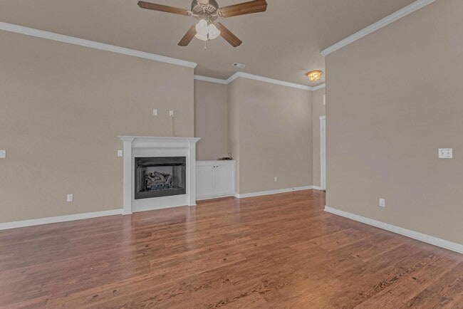 Building Photo - Beautiful 3-Bedroom Home with Open Layout & Fenced Backyard!