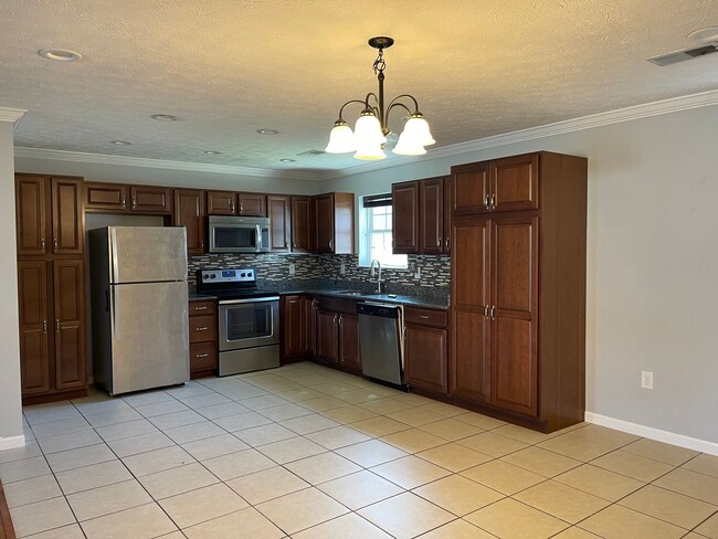 Foto del edificio - Location & Convenience!!!