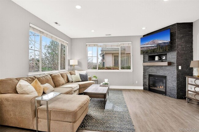 Foto del edificio - Renovated 2-bed 2.5 bath bright and open townhome located in the heart of Lone Tree!
