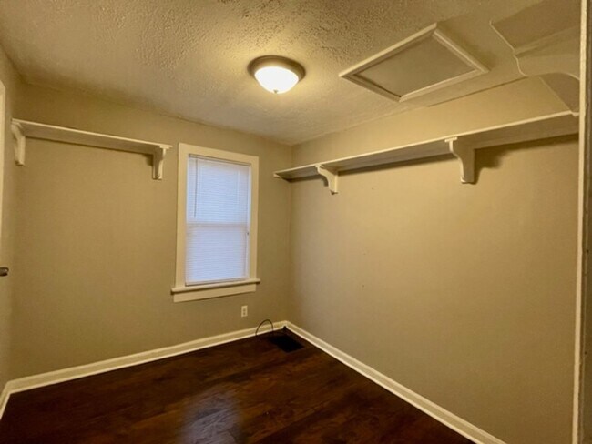 Foto del edificio - Charming 2-Bedroom Home in Godwin Heights ...