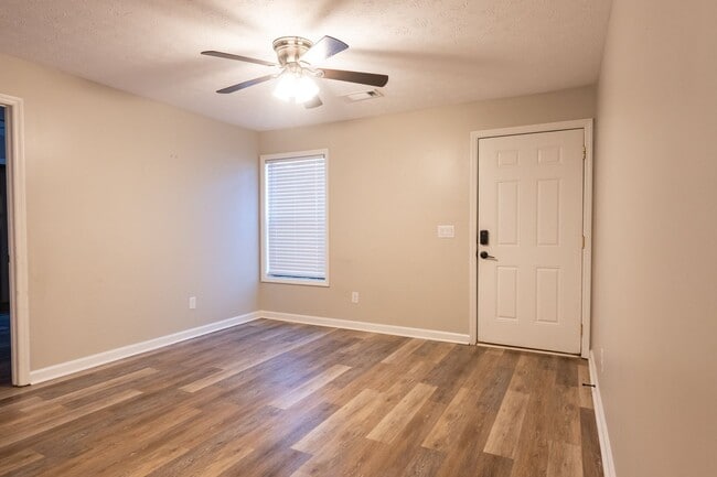Building Photo - 449 N Donahue Dr