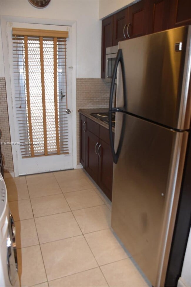 Foto del edificio - 6885 Byron Ave