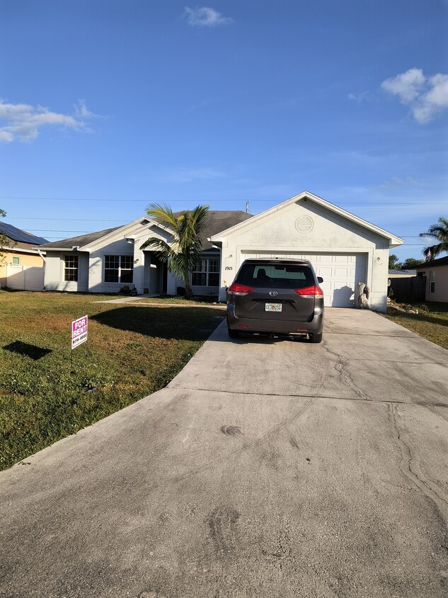 OUTSUDE FRONT - 1915 SW Breezeway St