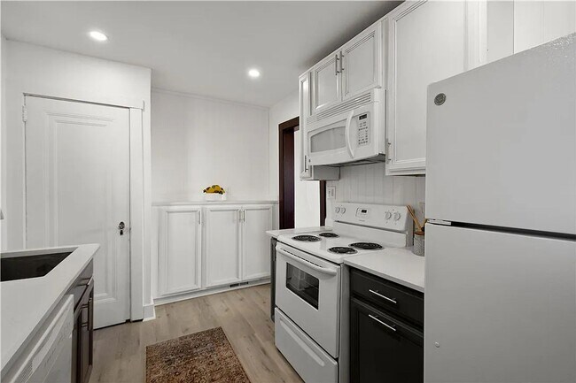 Foto del edificio - 3 bed 1 bathroom - central air, outdoor sp...