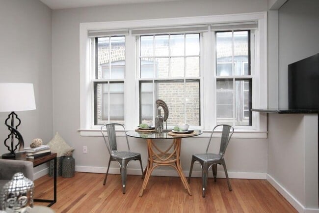 Building Photo - 2 bedroom in Chicago IL 60657