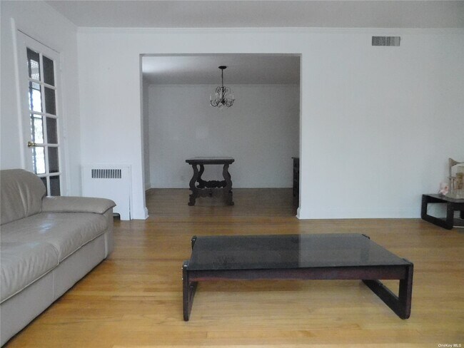 Foto del edificio - 64-15 Dieterle Crescent