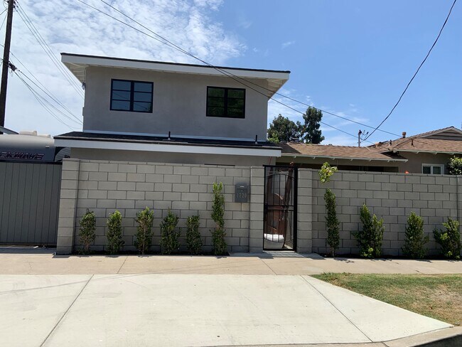 Building Photo - 1720 W Almond Ave