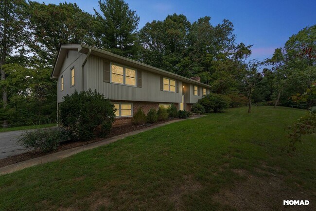 Building Photo - Spacious 4BR House in Asheville