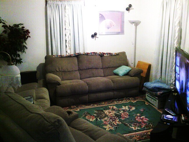 Sala de estar - 671 Jones Ave