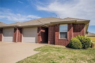 Building Photo - 931 Kensington Dr