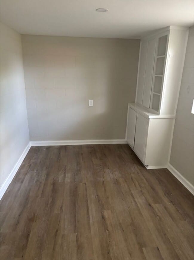 Foto del edificio - 3 Bedroom 1 bathroom lower level home in N...