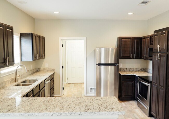 Foto del edificio - 3 bed 3 bath NEW CONSTRUCTION home available! NO HUD