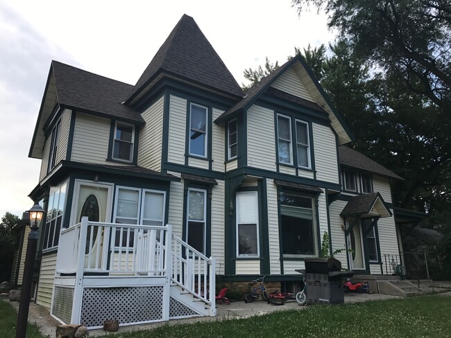 Building Photo - 427 W Pleasant St