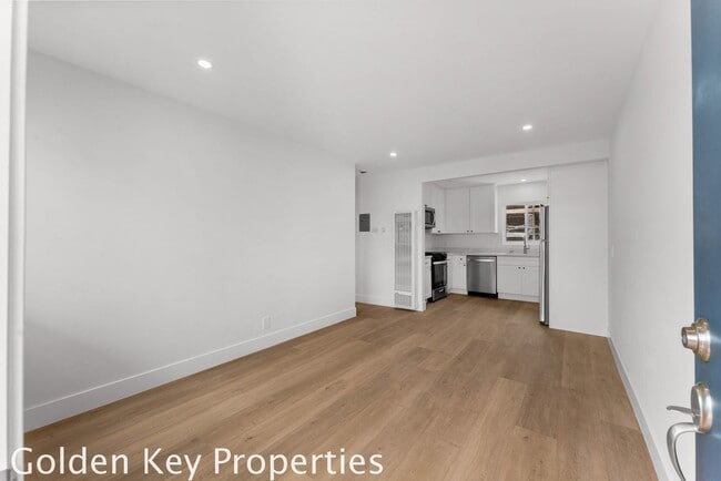 Building Photo - Welcome to your beautifully remodeled apartment in South Oceanside just a few blocks from the beach!